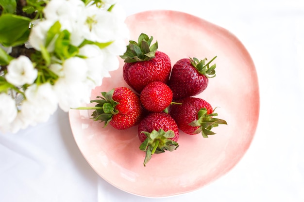 Fraises rouges mûres sur une assiette Récolte d'été