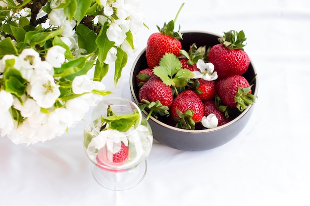 Fraises rouges mûres sur une assiette Récolte d'été