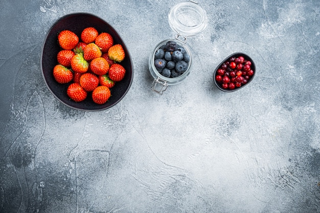 Fraises rouges mûres dans un bol noir