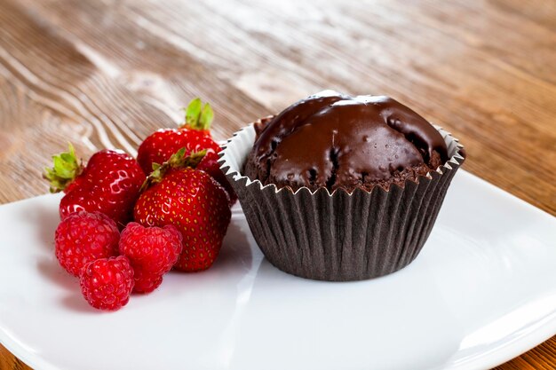 Les fraises rouges mûres sont utilisées pour faire des desserts fraises rouges en cuisine