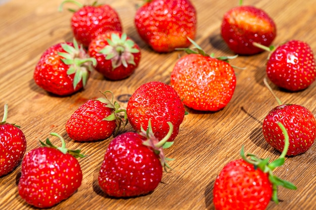 Les fraises rouges mûres sont utilisées pour faire des desserts