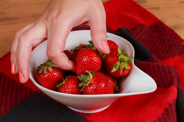 Fraises rouges mûres sur une table en bois