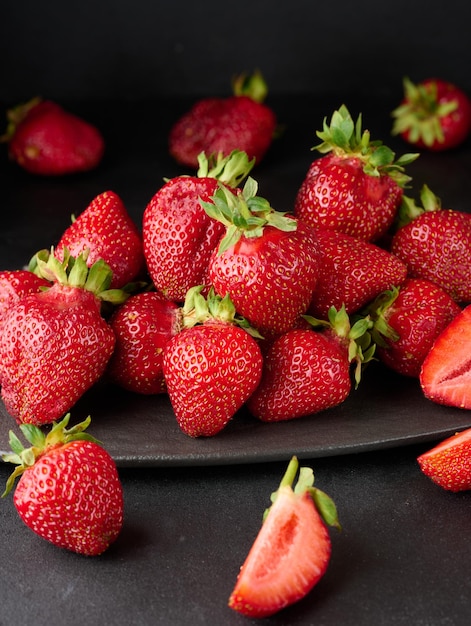 Fraises rouges mûres sur un tableau noir