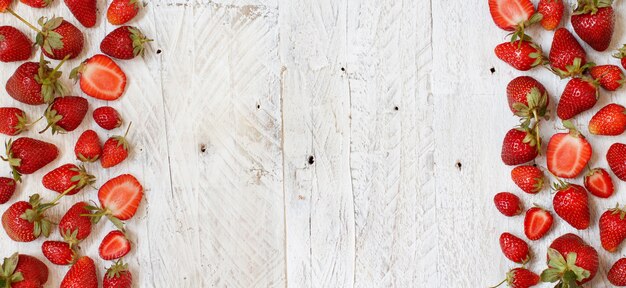 Fraises se bouchent sur une table en bois blanche