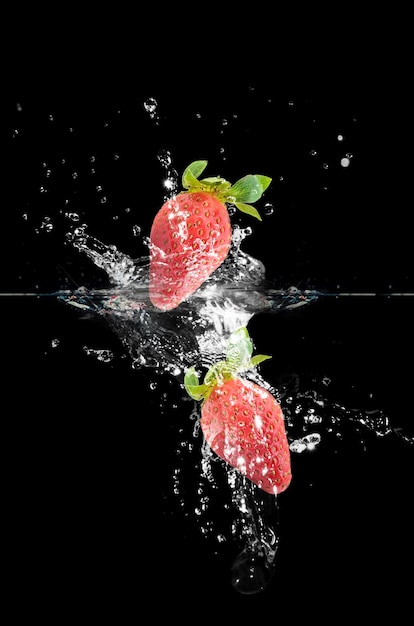 Fraises splash sur fond noir