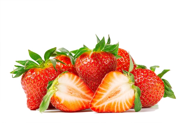 Fraises sucrées fraîches juteuses isolées sur blanc