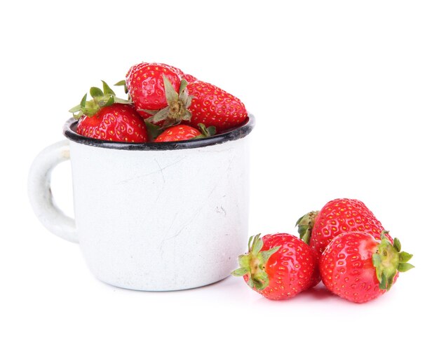 Fraises sucrées mûres dans une tasse de couleur isolée sur blanc