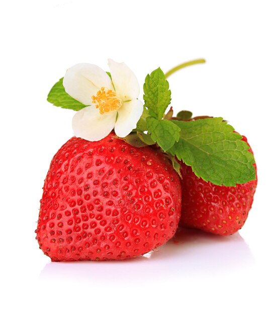 Fraises sucrées mûres et fleur isolées sur blanc