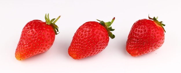 Fraises sur une surface blanche d'affilée