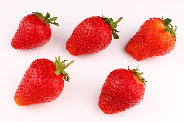 Fraises sur une surface blanche