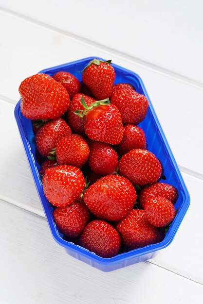 Fraises sur table en bois blanc