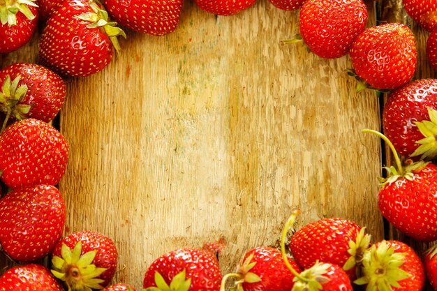 Fraises sur table en bois