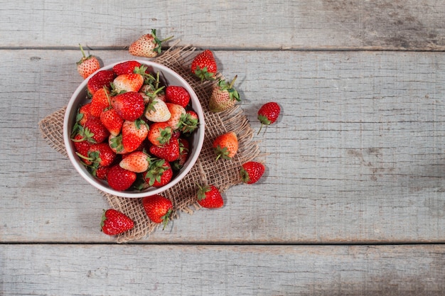 Fraises sur la table en bois