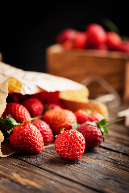 Fraises sur la table rustique en bois