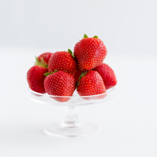 fraises sur verre sur fond blanc