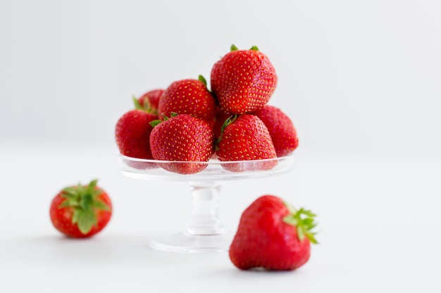 fraises sur verre sur fond blanc