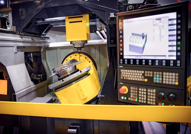 Fraiseuse CNC pour le travail des métaux. Technologie de traitement moderne du métal de coupe. Petite profondeur de champ. Avertissement - prise de vue authentique dans des conditions difficiles. Un peu de grain et peut-être flou.