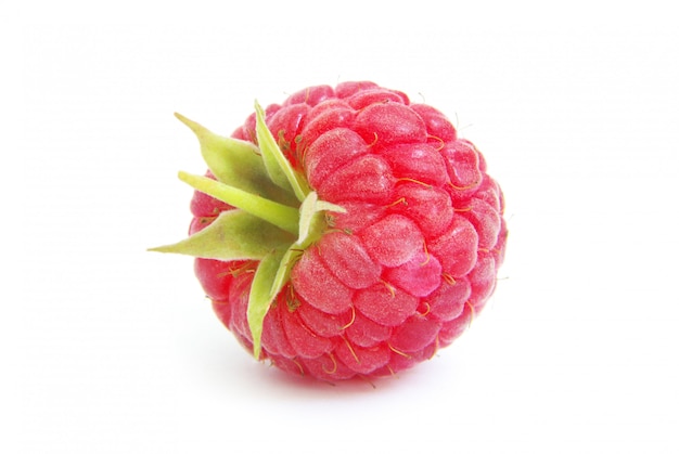 framboise sur blanc isolé