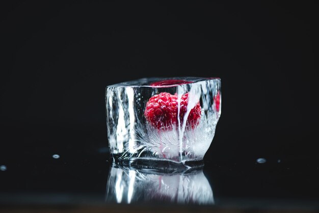 framboise congelée dans des cubes de glace