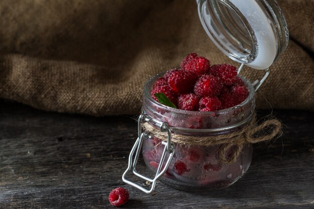 Framboise dans un bocal en verre. Framboise. Concept de nourriture saine. Baies biologiques fraîches. Vegetari