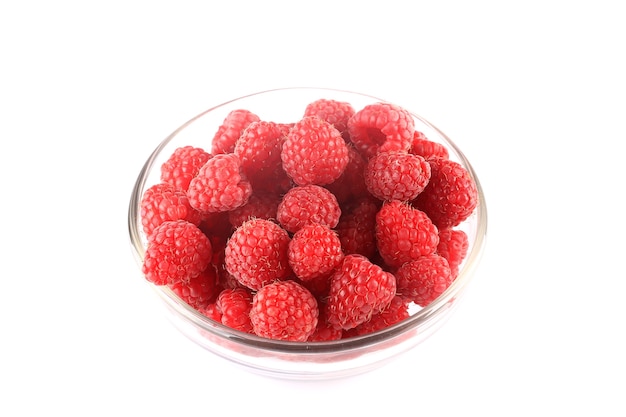 Framboise dans un bol isolé sur fond blanc