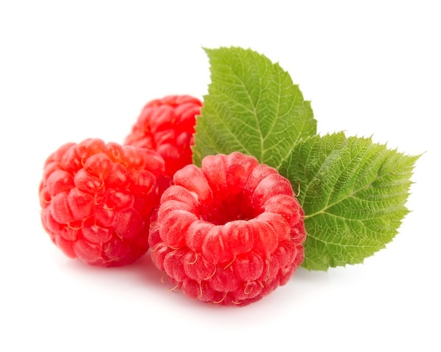 Framboise douce avec des feuilles sur blanc