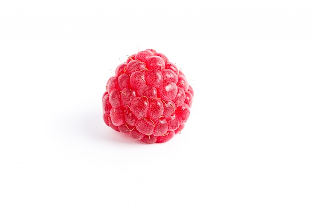 Framboise douce fraîche isolée