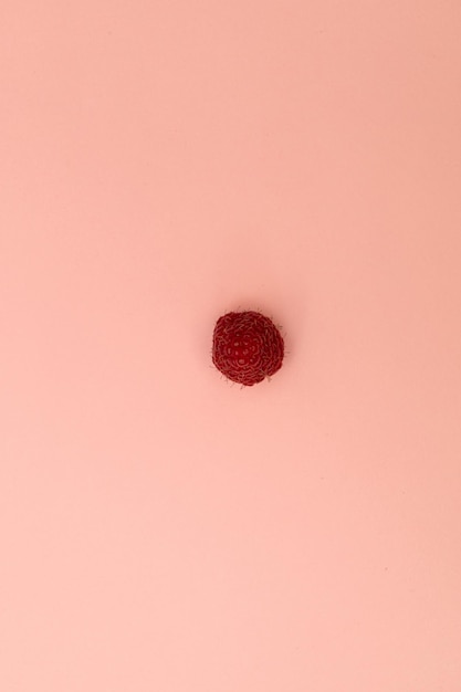 Framboise sur fond rose