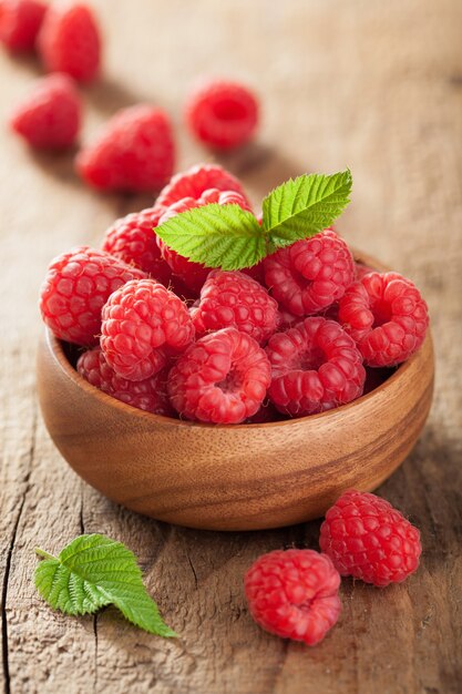 Framboise fraîche dans un bol sur fond de bois