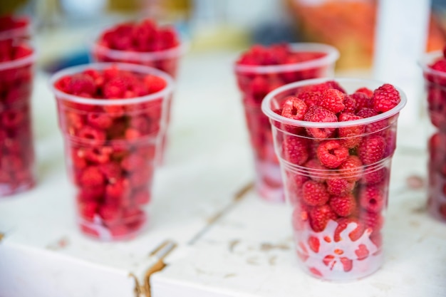 Framboise Fraîche Dans Des Verres En Plastique à Vendre Sur Le Marché