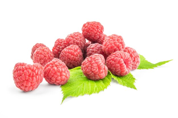 Framboise fraîche avec feuille verte isolée