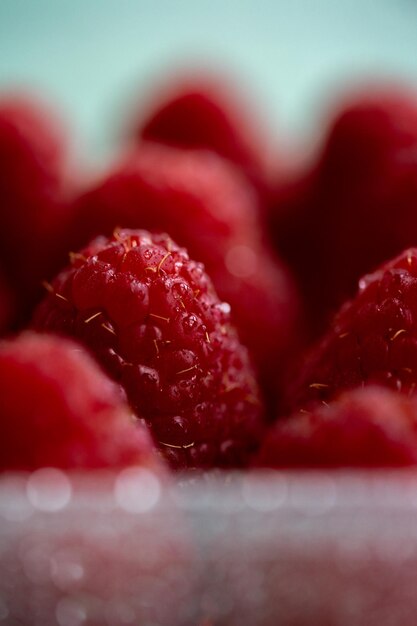 Framboise avec des gouttes.Raspberry macro shot.Red berry.Berry publicité. Close-up de framboise.Baies