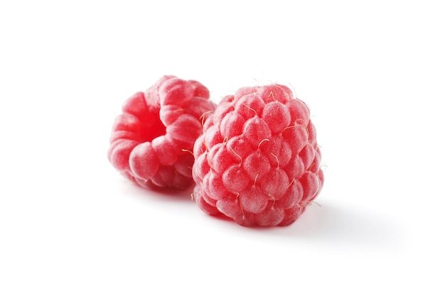 Framboise juteuse mûre isolé sur fond blanc