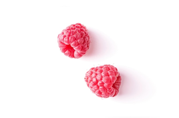 Framboise juteuse mûre isolé sur fond blanc