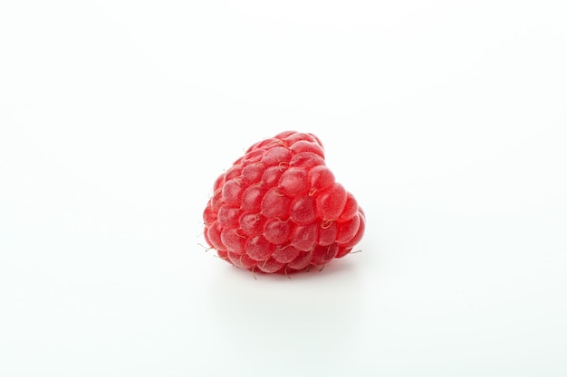 Framboise juteuse rouge, isolé sur fond blanc