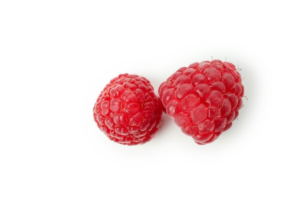 Framboise juteuse rouge, isolé sur fond blanc