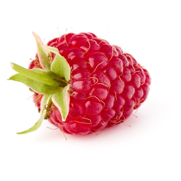 un framboise mûr isolé sur fond blanc en gros plan