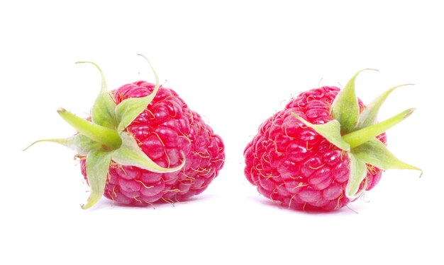 Framboise mûre isolé sur fond blanc