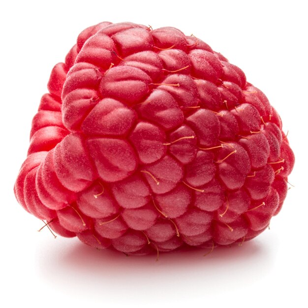 framboise mûre isolée sur fond blanc en gros plan