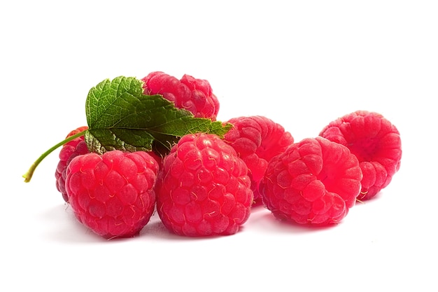 Framboise mûre et juteuse avec dépliant vert sur fond blanc