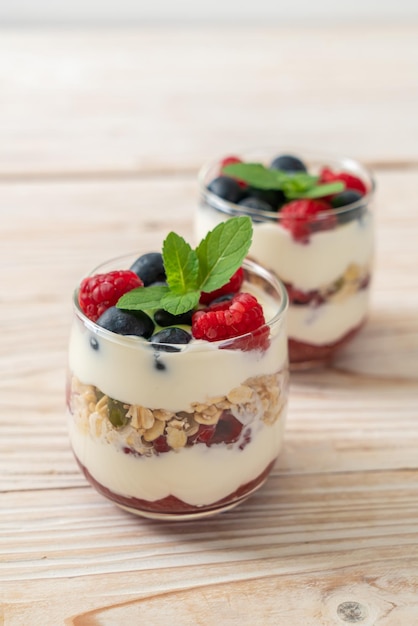 Framboise et myrtille maison avec yaourt et granola - style alimentaire sain