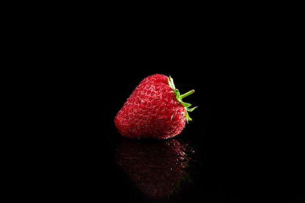 Framboise sur noir isolé