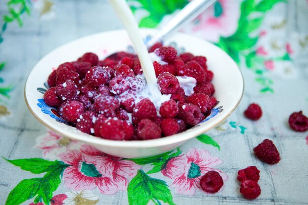 Framboise rouge d'été fraîche dans l'assiette à la maison