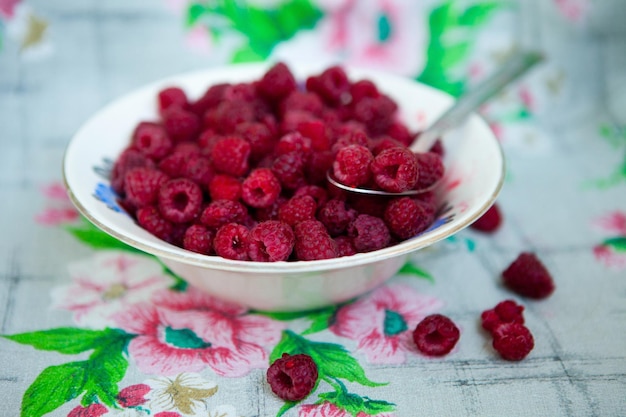 Framboise rouge d'été fraîche dans l'assiette à la maison