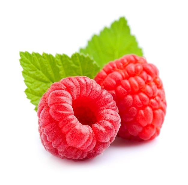 Framboise sucrée avec macro de feuilles isolées sur fond blanc.