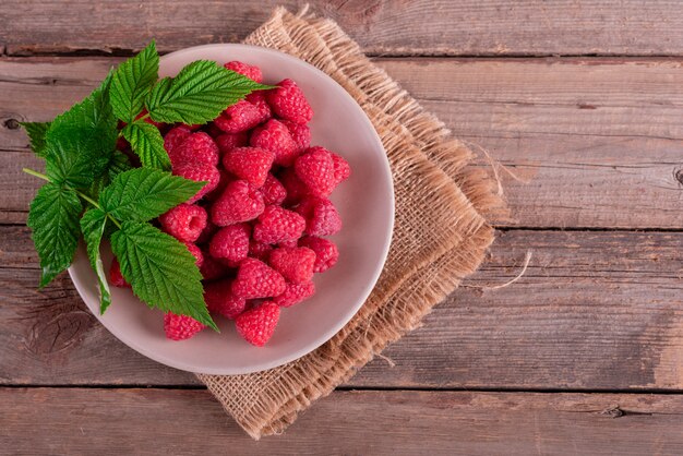 Photo framboises biologiques fraîches douces