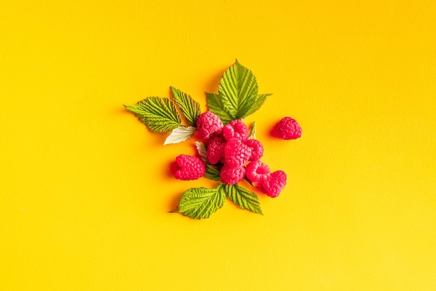 Framboises crues fraîches avec des feuilles vertes concepts de mode de vie alimentation saine