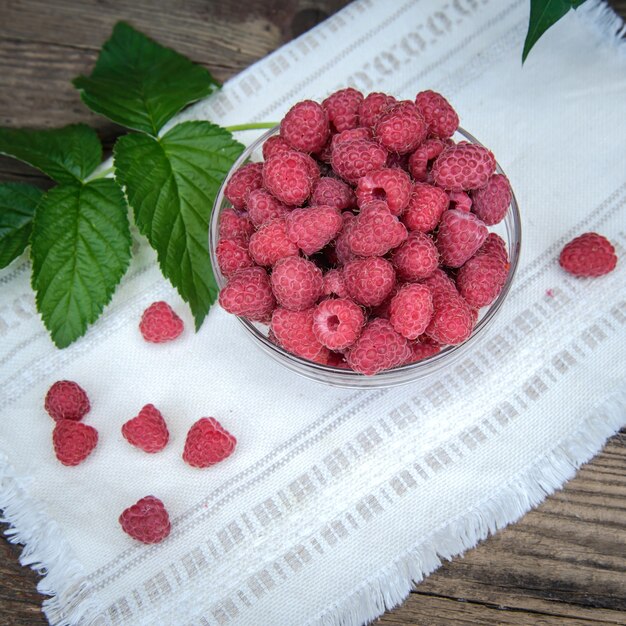 Framboises dans un bol en verre