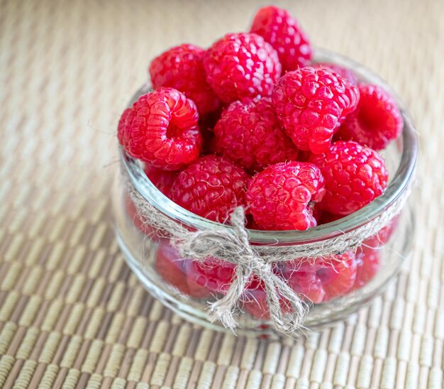 Framboises dans un petit bol en verre