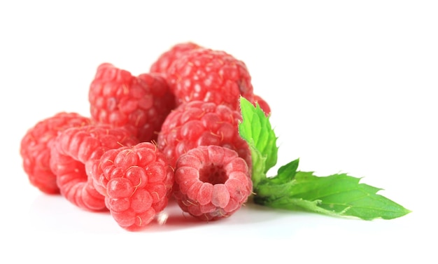 Framboises douces mûres isolées sur blanc